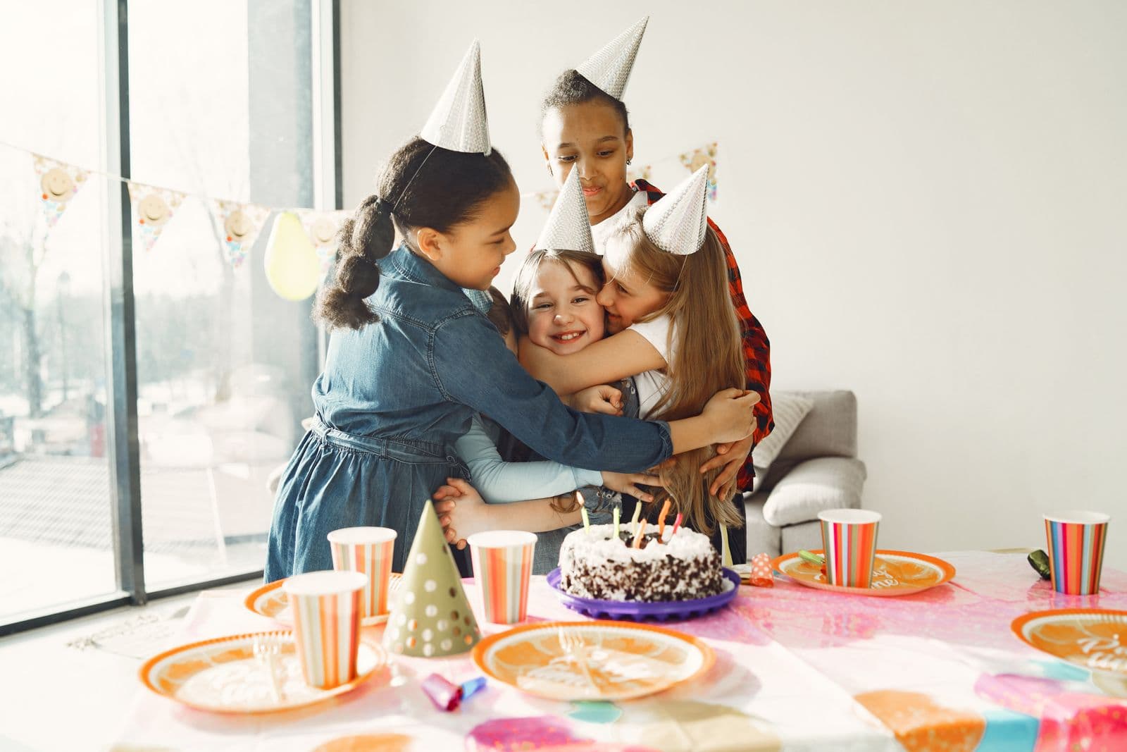 Crianças a fazer arte numa festa de casamento